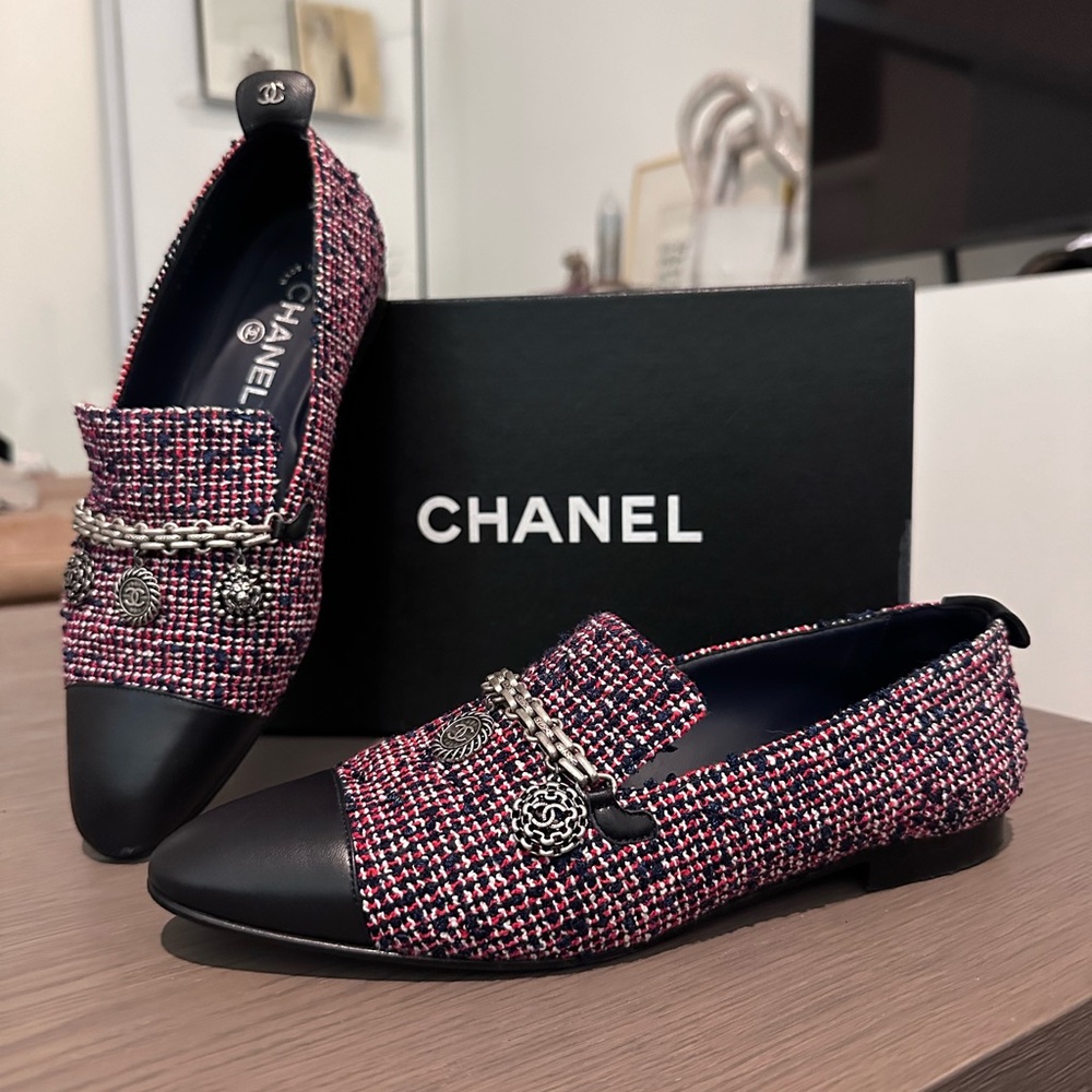 Women’s Chanel shoes size 9